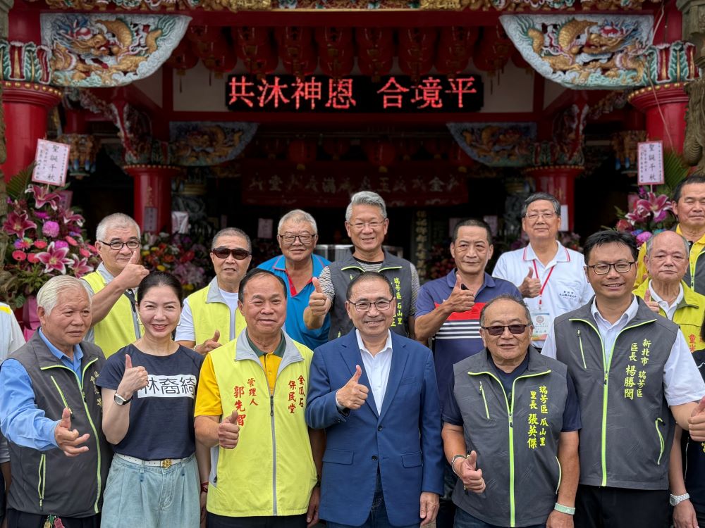 恭祝神農大帝聖誕千秋 侯友宜瑞芳參拜祈福 3 《圖說》侯友宜與保民堂貴賓及友宮進行合影留念。〈民政局提供〉
