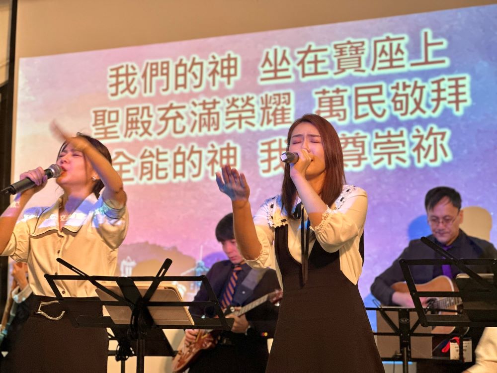 祈禱早餐會延續愛 侯:恩典城市友善共融 3 《圖說》全場詩歌敬拜,氣氛歡樂。〈民政局提供〉
