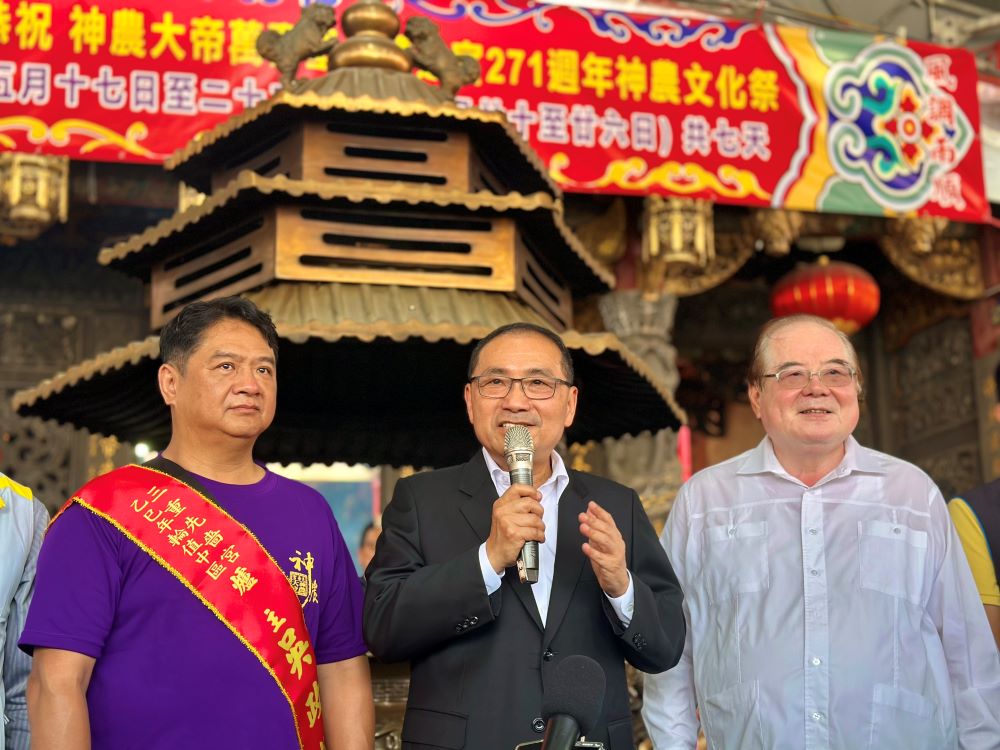 為神農大帝暖壽 侯:盼三峽車禍亡者安息、傷者早日康復 2 《圖說》侯友宜除感謝先嗇宮長年來對新北市民的照顧外,也許下三個心願。〈民政局提供〉