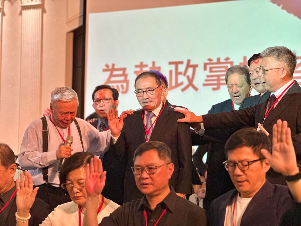 祈禱早餐會延續愛 侯:恩典城市友善共融 4 《圖說》牧師們一同為新北市長侯友宜及市府團隊禱告。〈民政局提供〉