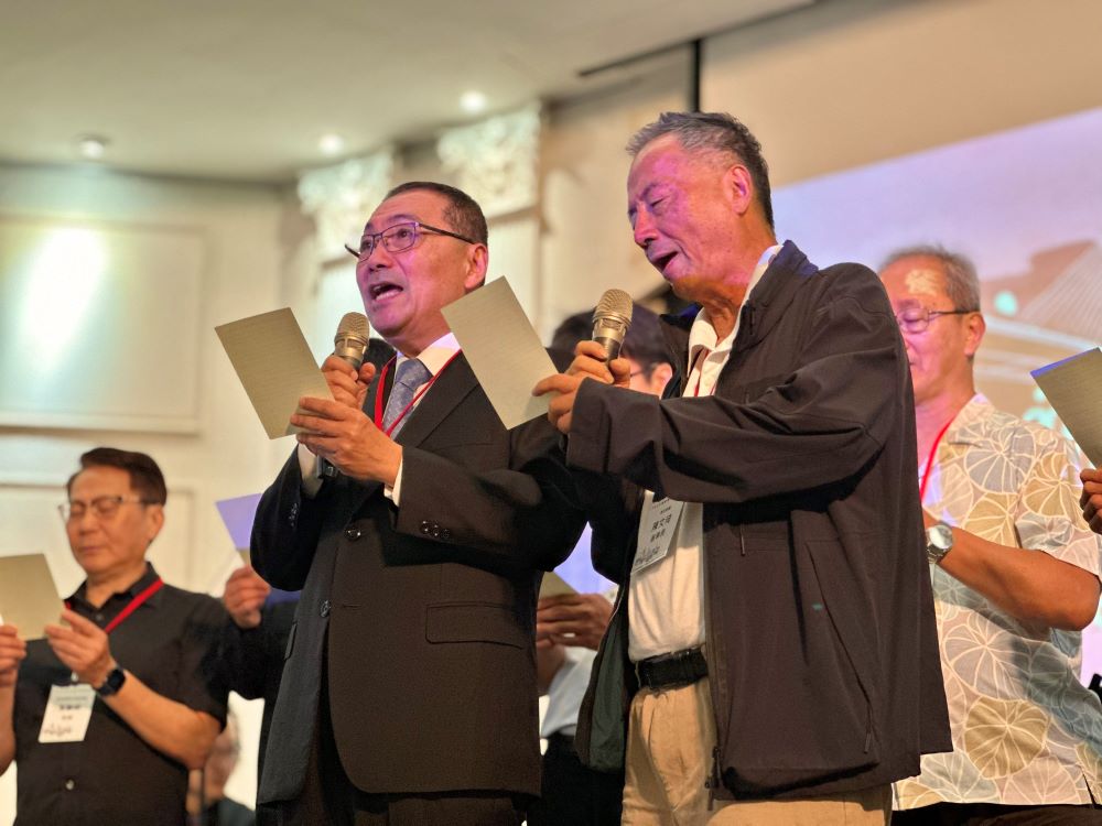 祈禱早餐會延續愛 侯:恩典城市友善共融 2 《圖說》新北市長侯友宜與TVBS信望愛永續基金會董事長陳文琦一同唸祝禱文,全場齊為新北市祈福。〈民政局提供〉