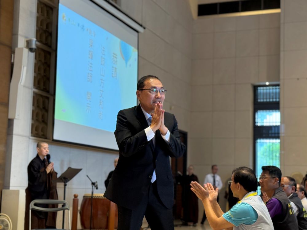 慶佛陀誕辰祈福發願 侯友宜法鼓山禮佛、浴佛 4 《圖說》新北市長侯友宜今日前往金山法鼓山佛教教育園區參加浴佛大典,祈求新北市政順利、百姓安康。〈民政局提供提供〉