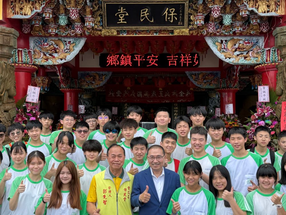 恭祝神農大帝聖誕千秋 侯友宜瑞芳參拜祈福 4 《圖說》參拜當天剛好遇到時雨中學同學,進行校外教學,侯市長與同學熱情合影留念。〈民政局提供〉