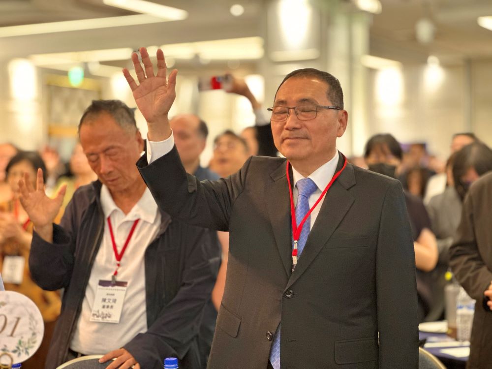 祈禱早餐會延續愛 侯:恩典城市友善共融 1 《圖說》新北市長侯友宜與全場教友一同專心禱告。〈民政局提供〉