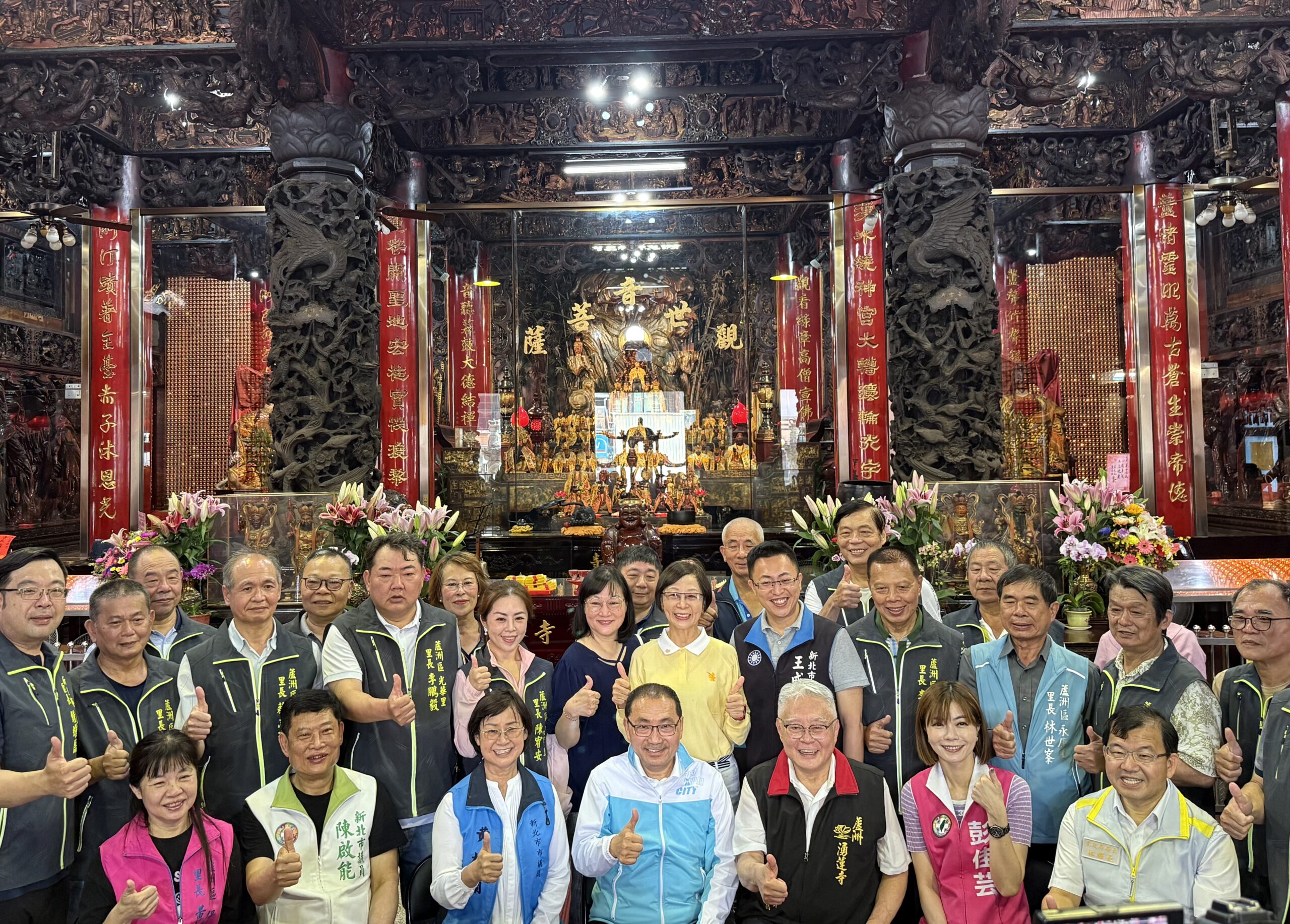侯友宜蘆洲參拜 祈求市政順利百姓安康 2 《圖說》參拜會後侯友宜市長與蘆洲里長合影留念。〈民政局提供〉
