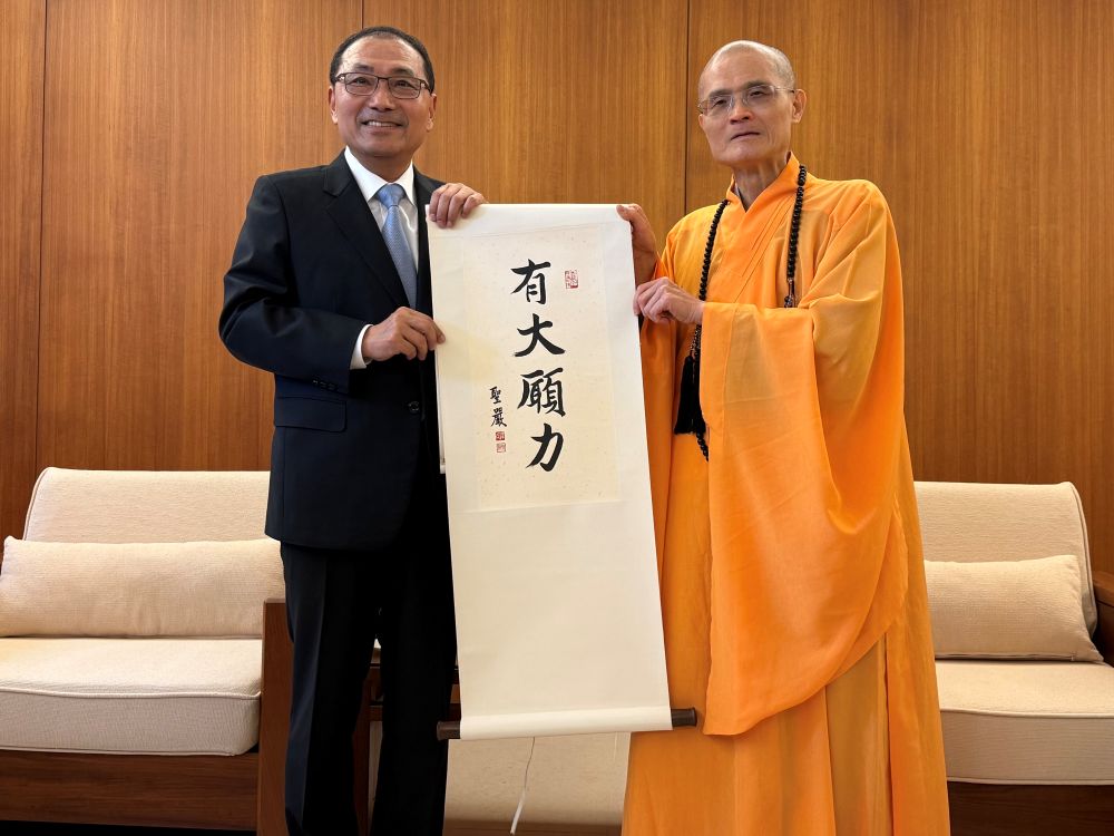 慶佛陀誕辰祈福發願 侯友宜法鼓山禮佛、浴佛 1 《圖說》方丈釋果暉法師致贈題有「有大願力」四字紙匾予以侯友宜市長。〈民政局提供提供〉