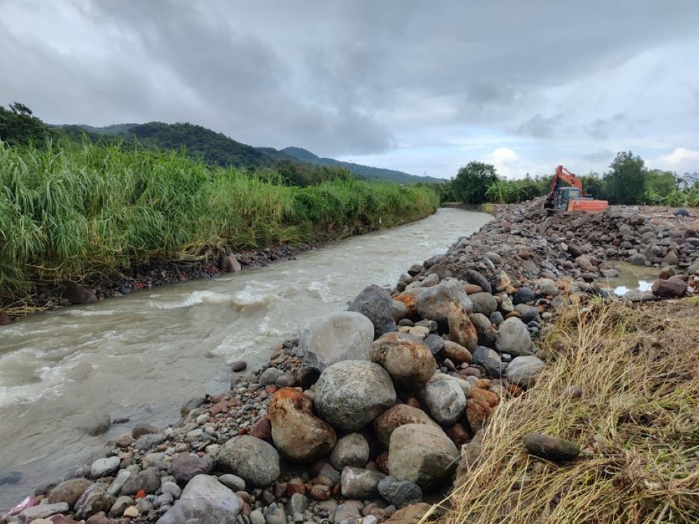 搶救風災重創 金山清水溪、月眉排水復建完工 1 《圖說》清水溪里河段護岸遭沖毀,水利局進行搶修,避免影響河防安全。〈水利局提供〉