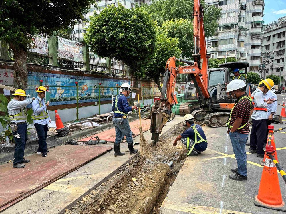 汛期大雨也不怕 中和景新街巷弄排水系統改善 6 《圖說》施工中遇到管線障礙,與各業者辦理試挖作業確認管線所屬。〈水利局提供〉