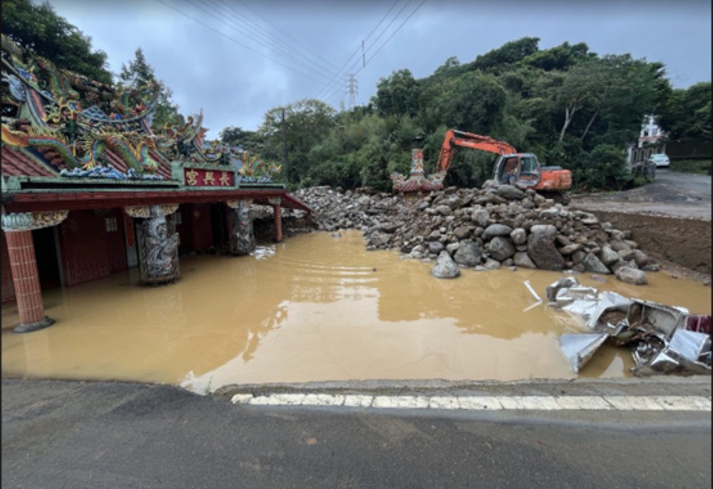 搶救風災重創 金山清水溪、月眉排水復建完工 3 《圖說》月眉排水長興宮河段護岸因颱風遭沖毀引發災情。〈水利局提供〉