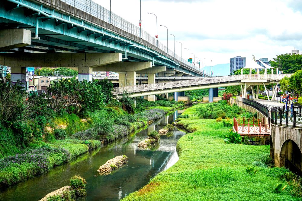 《圖說》板橋湳仔溝於大觀橋河段打造蜿蜒河道，營造自然景觀，成功翻轉髒臭惡名。〈水利局提供〉
