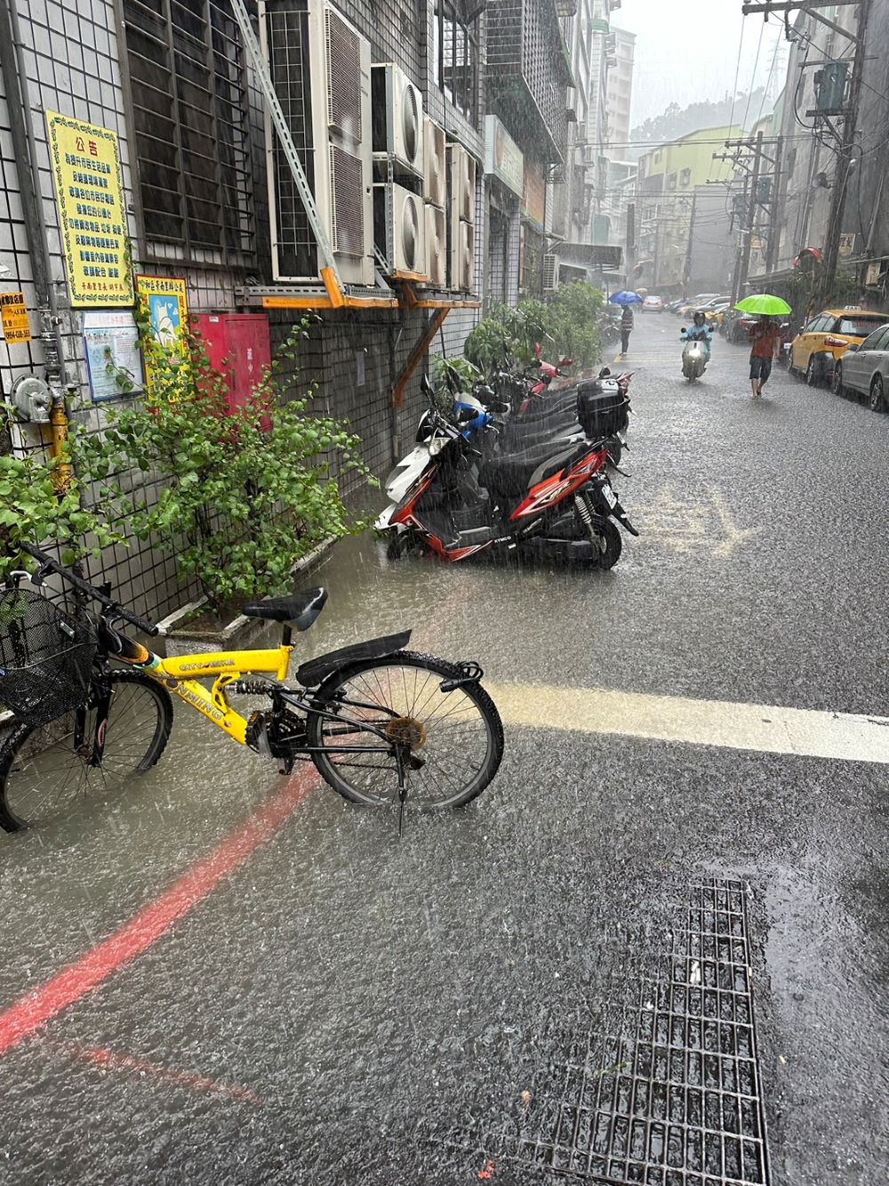 汛期大雨也不怕 中和景新街巷弄排水系統改善 4 《圖說》中和區景新街467巷20弄口因地勢局部低漥,強降雨常造成巷內側溝排水不及而發生積水。〈水利局提供〉