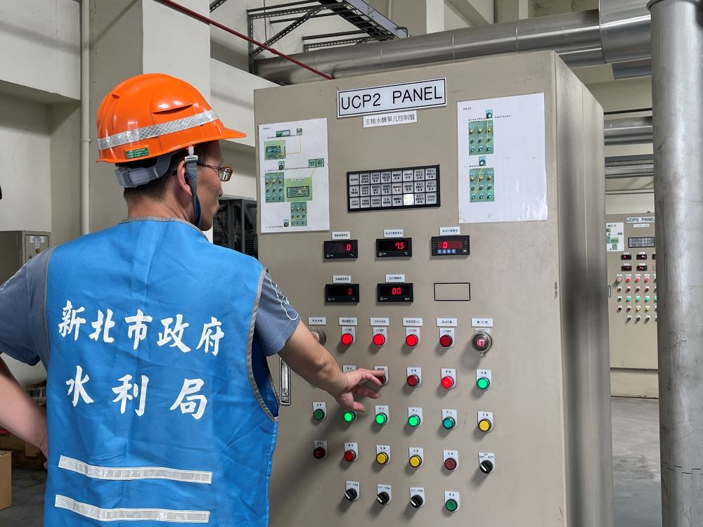 《圖說》抽水站人員進行抽水機設備操作。〈水利局提供〉