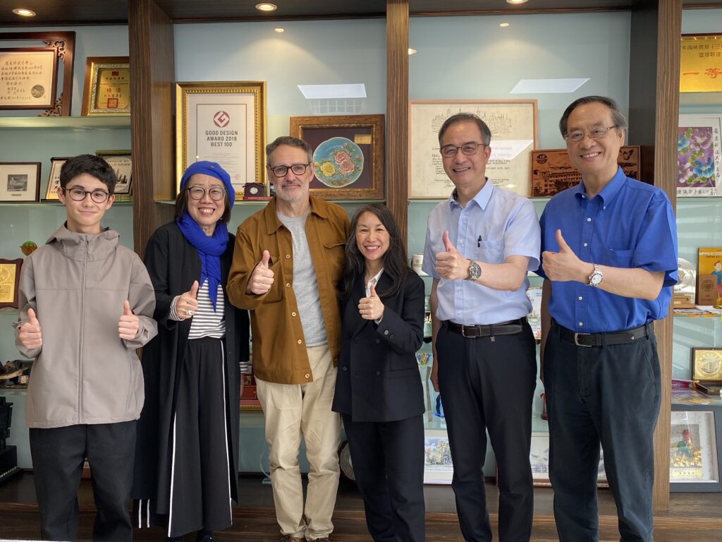 嶺東科大設計學院國際漫畫講座 法籍漫畫名家Caroline DUPUY分享歐美日敘事技法 1 法籍漫畫名家Caroline DUPUY教授右三與嶺東科大陳仁龍校長右二、嶺東學園張台生總執行