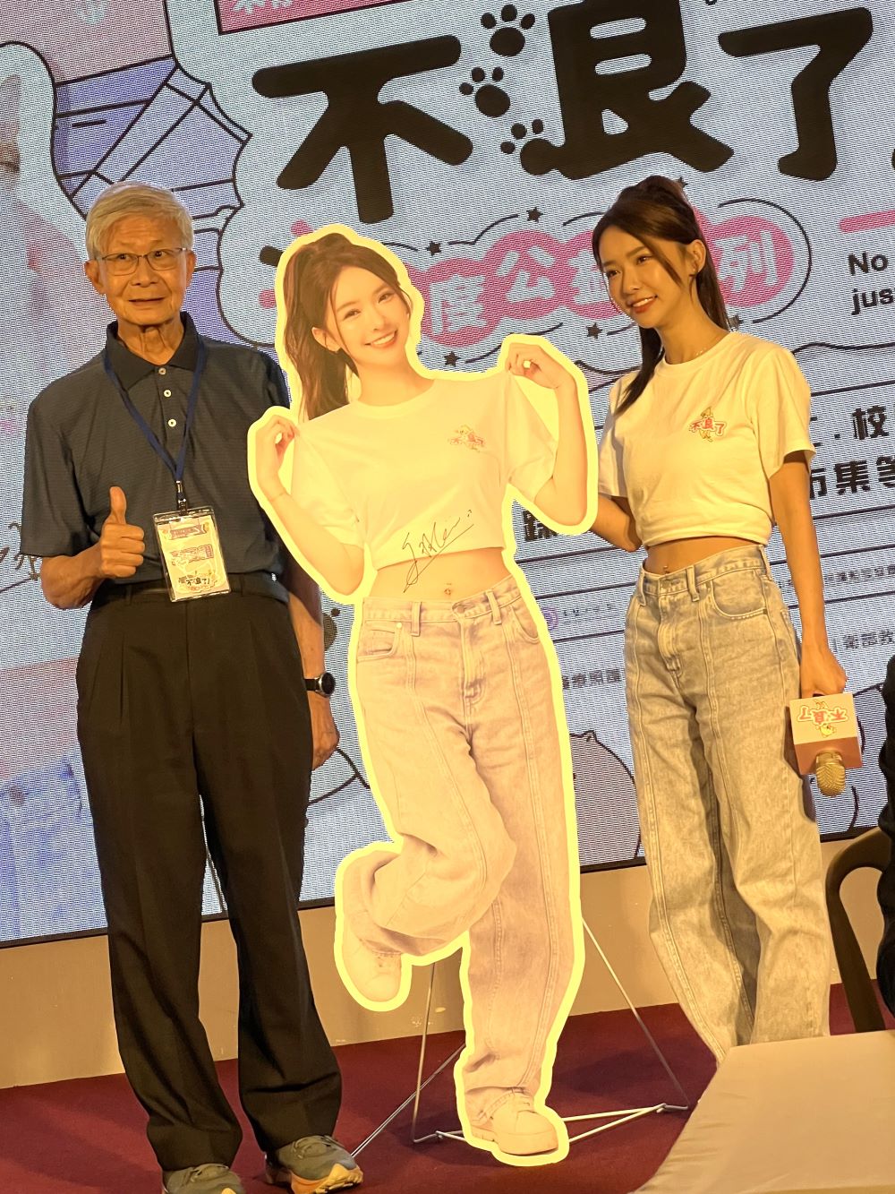 《不浪了!》公益演唱名單出爐 禾羽KIMI代言兼主秀歌手 4 《圖說》《2025 不浪了!年度公益系列活動》公益代言人人氣歌手禾羽KIMI與中華民國保護動物協會理事長李朝全及人像立牌。〈記者葉柏成攝〉