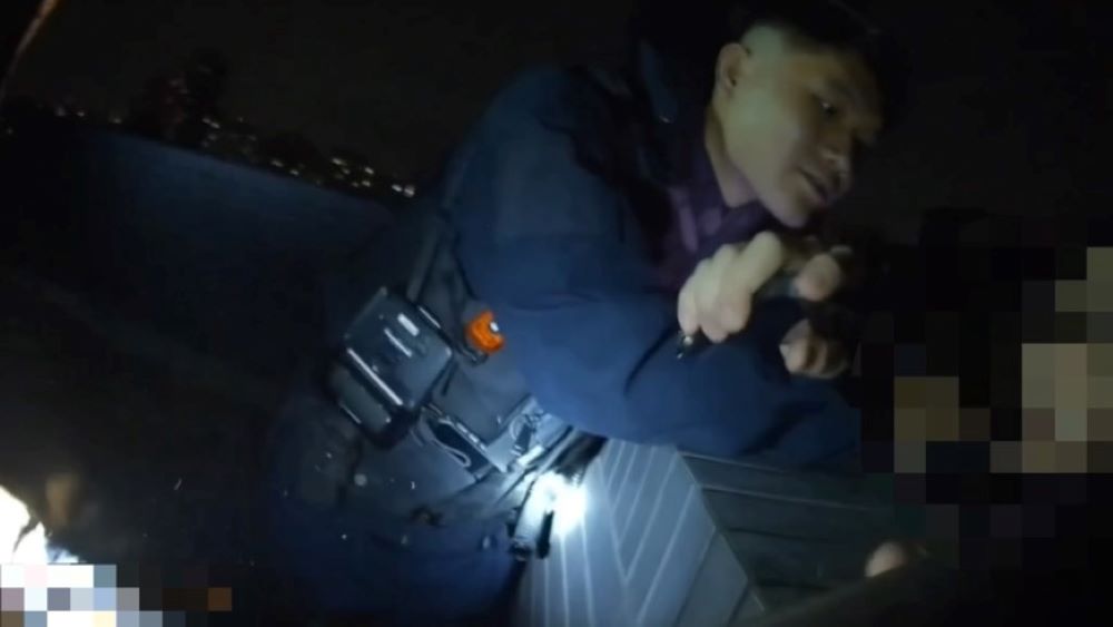 夫妻吵架男子18樓〈納涼〉 海山警消及時阻憾事 1 《圖說》員警乘隙迅速將男子控制並拉回安全位置,成功化解危機。〈海山分局提供〉