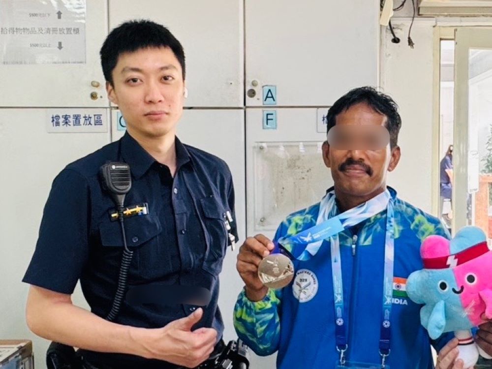 海山警熱心協尋跑鞋 印度選手〈銀〉了分享喜悅 3 《圖說》印度選手Kunchu返回派出所感謝警方的熱心幫助,使其能完整發揮實力,並與員警合影留念,留下美好的回憶。〈海山分局提供〉
