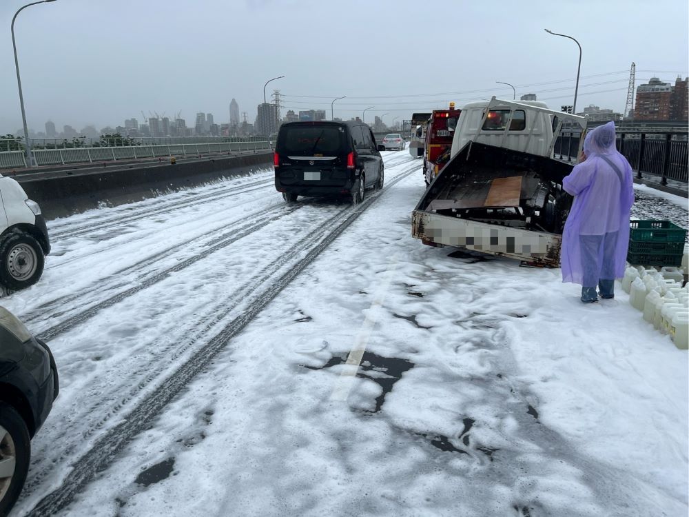 新北市下雪? 華江橋事故大量泡沫奇觀 1 《圖說》華江橋汽車道交通事故,造成路面大量泡沫堆積,形成一片雪白奇景,成為罕見猶如下大雪奇觀。〈海山分局提供〉