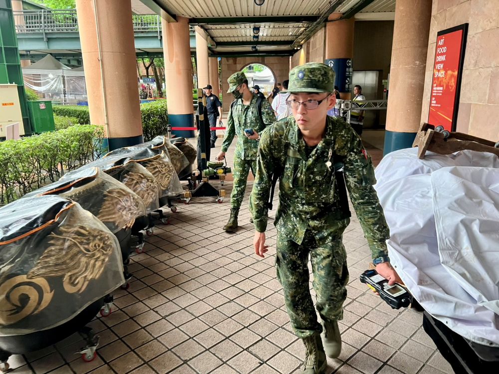 確保世壯運晚會歡樂 海山警最高規格維安 3 《圖說》國軍官兵執行嚴謹場地檢查。(翻攝畫面)。〈海山分局提供〉