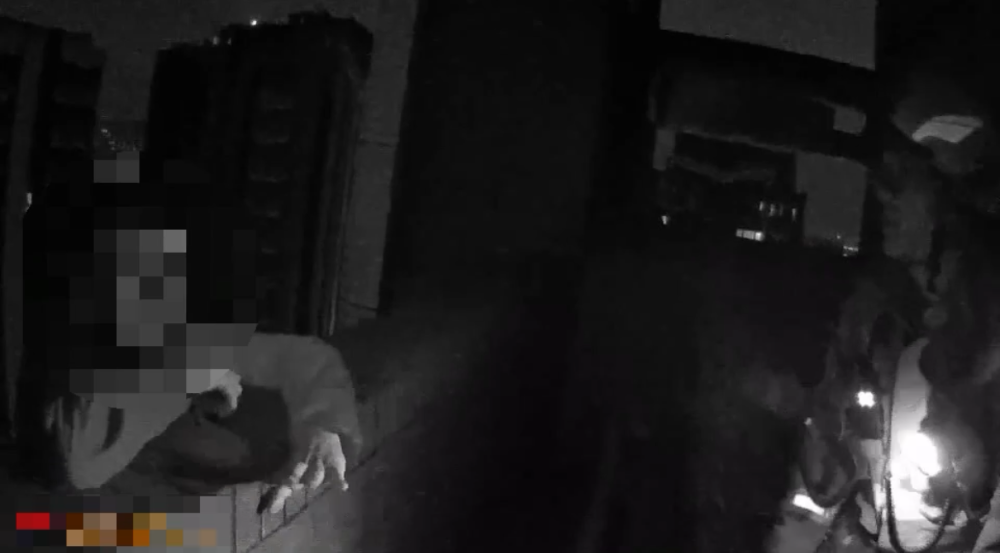 夫妻吵架男子18樓〈納涼〉 海山警消及時阻憾事 2 《圖說》警方與消防人員安撫男子情緒。〈海山分局提供〉