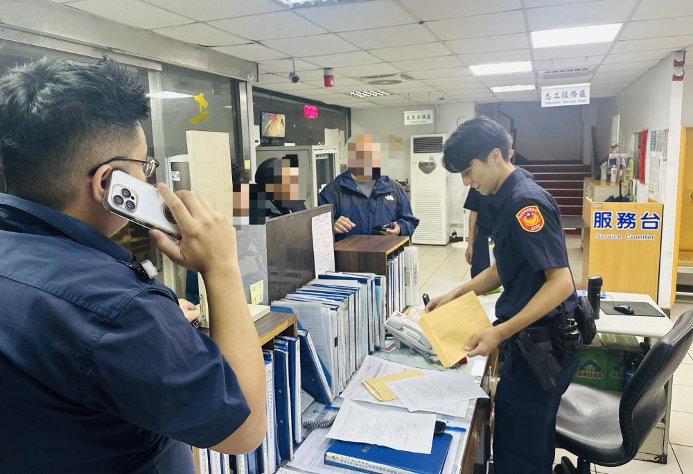 海山警熱心協助 美籍教練皮夾失而復得 2 《圖說》世壯運美國射箭教練至派出所領回皮夾。〈海山分局提供〉