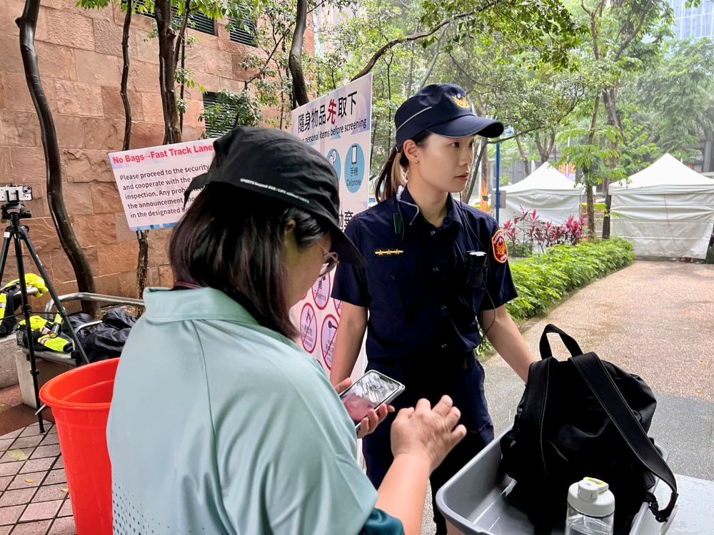 確保世壯運晚會歡樂 海山警最高規格維安 4 《圖說》警方進場前安檢。(翻攝畫面)。〈海山分局提供〉