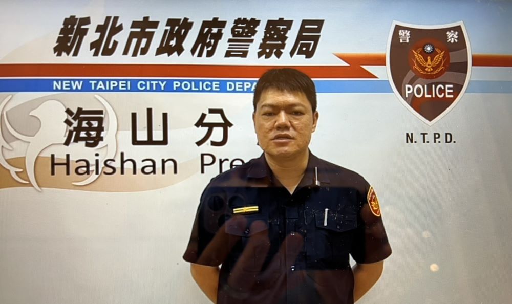 疑不滿服務怒翻桌 拐杖敲打店長 海山警追查奧客 1 《圖說》海山分局海山所所長柯順雄說明顧客情緒失控翻桌案由。〈海山分局提供〉