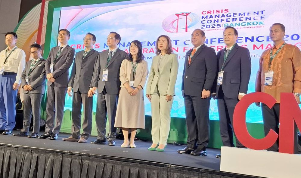 遠征泰國危機管理網大會 新北消分享VR培訓成果 1 《圖說》2025危機管理網年會曼谷、首爾、東京、新加坡及新北市等9個主要城市代表團體照,右2為新北消防局陳副局長國忠。〈消防局提供〉