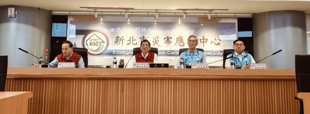 跨縣市防救災合作交流 金門攜手新北打造防災韌性城市 2 《圖說》新北消陳崇岳局長〈左2〉及金門縣消防局長呂英華〈右2〉共同研商跨縣市防救災合作交流議題。〈消防局提供〉