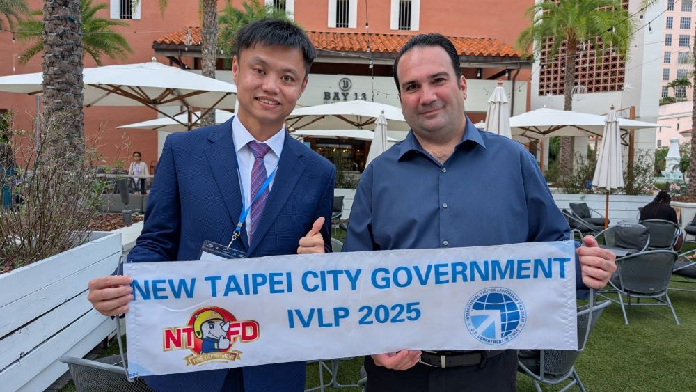 新北消赴美參加IVLP 台美災防交流再深化 1 《圖說》新北市政府消防局專員張程翔與佛羅里達大學助理教授Daniell. Pedreira合影。〈消防局提供〉