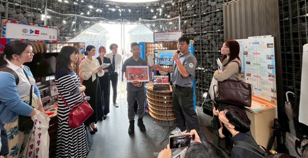 防災世界地圖展成果 萬國看見新北消新力量 2 《圖說》新北防災青年團各項工作紀錄,吸引各國青年駐足互動。〈消防局提供〉