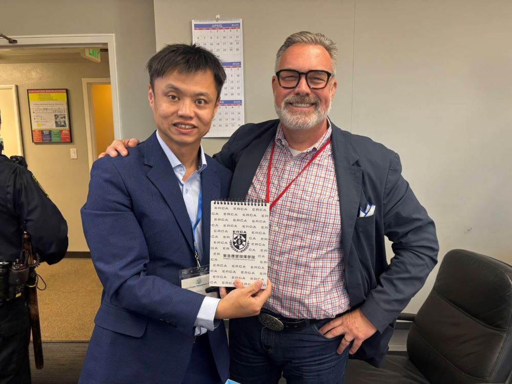 新北消赴美參加IVLP 台美災防交流再深化 2 《圖說》新北市政府消防局專員張程翔與舊金山消防局特別行動處處長jason herrell交換跨單位合作及新北市緊急應變指揮學院的經驗。〈消防局提供〉