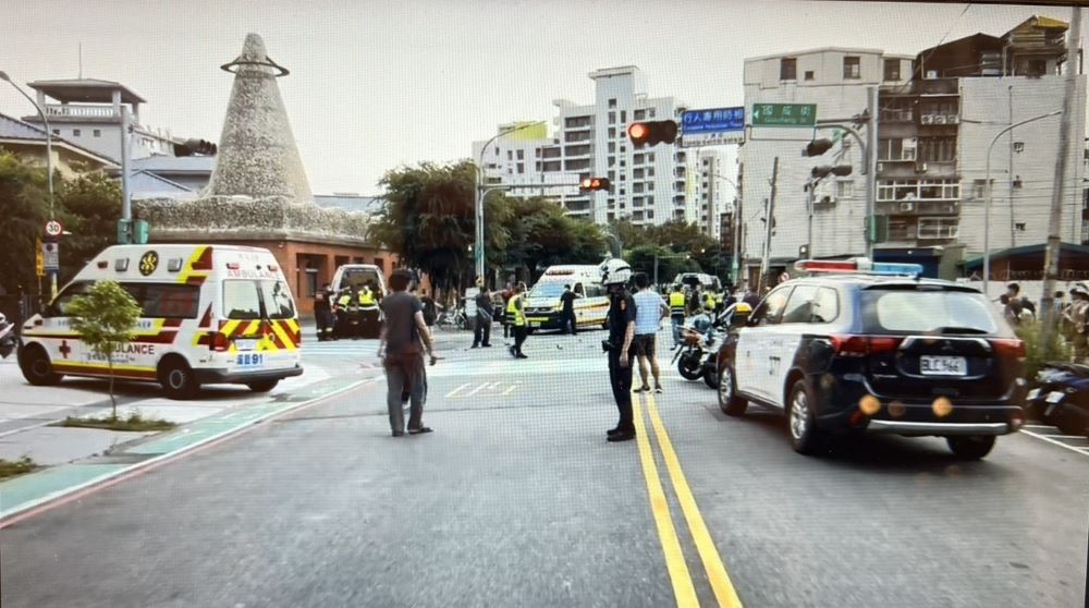 三峽自小客車衝撞事故 新北全力協助受影響學生 1 《圖說》三峽區國成路與國光街口發生自小客車衝撞行人事故現場。〈三峽分局提供〉