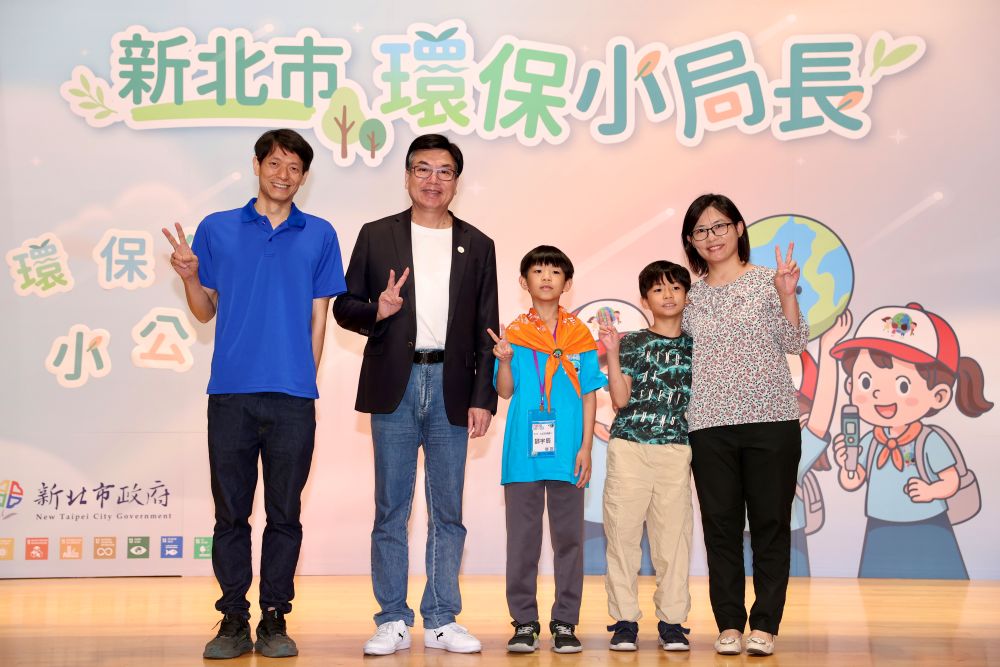 環保小局長大哉問 劉和然重返講臺親授環保觀念 5 《圖說》劉和然副市長與第12屆小局長個別合影。〈環保局提供〉