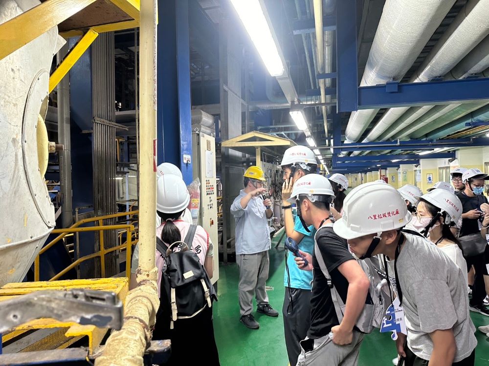 邀青少年共創綠色未來 新北永續未來學院即起報名 2 《圖說》學員參訪八里垃圾焚化廠,了解垃圾處理流程。〈環保局提供〉