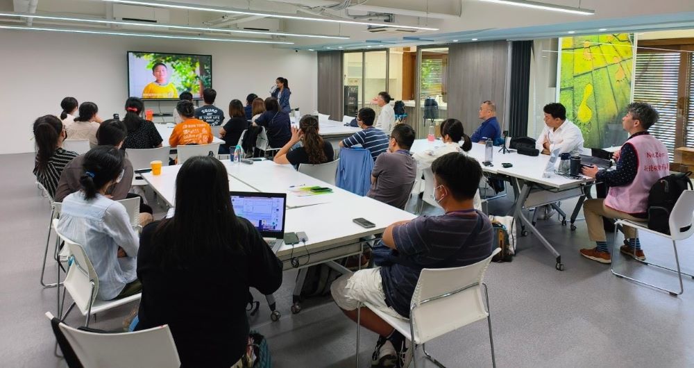 盤查實作、碳健檢全攻略 新北企業永續工作坊報名中 4 《圖說》環境友善種子王書貞執行長在課程中分享企業環境教育活動內容設計--113年企業工作坊。〈環保局提供〉