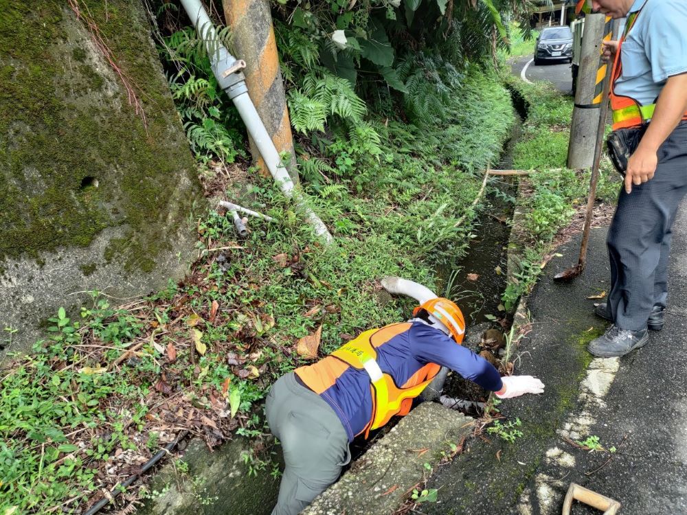 防汛超前部署 新北完成273處潛勢地區巡檢清淤 2 《圖說》清潔隊員清除山區道路側溝落葉與淤泥。〈環保局提供〉