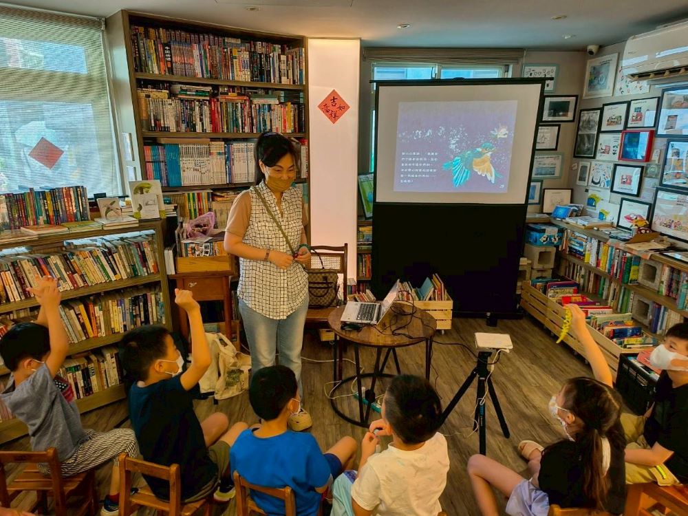 新北環保局親子工作坊 探索環教場域--瓦磘溝 3 《圖說》環境教育繪本故事志工老師林菲菱專業演繹繪本《瓦磘溝-奇幻大冒險》,介紹河川歷史與生態。〈環保局提供〉