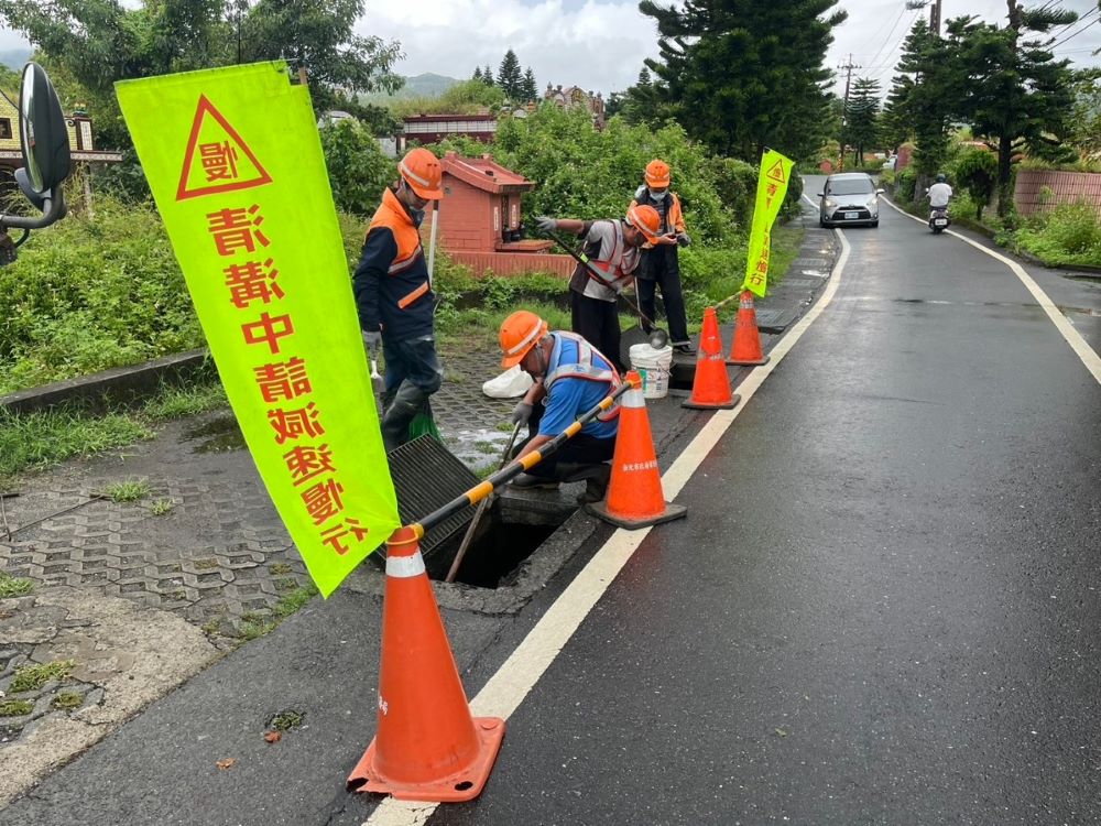 防汛超前部署 新北完成273處潛勢地區巡檢清淤 1 《圖說》清潔隊員人工挖除道路側溝內淤泥。〈環保局提供〉