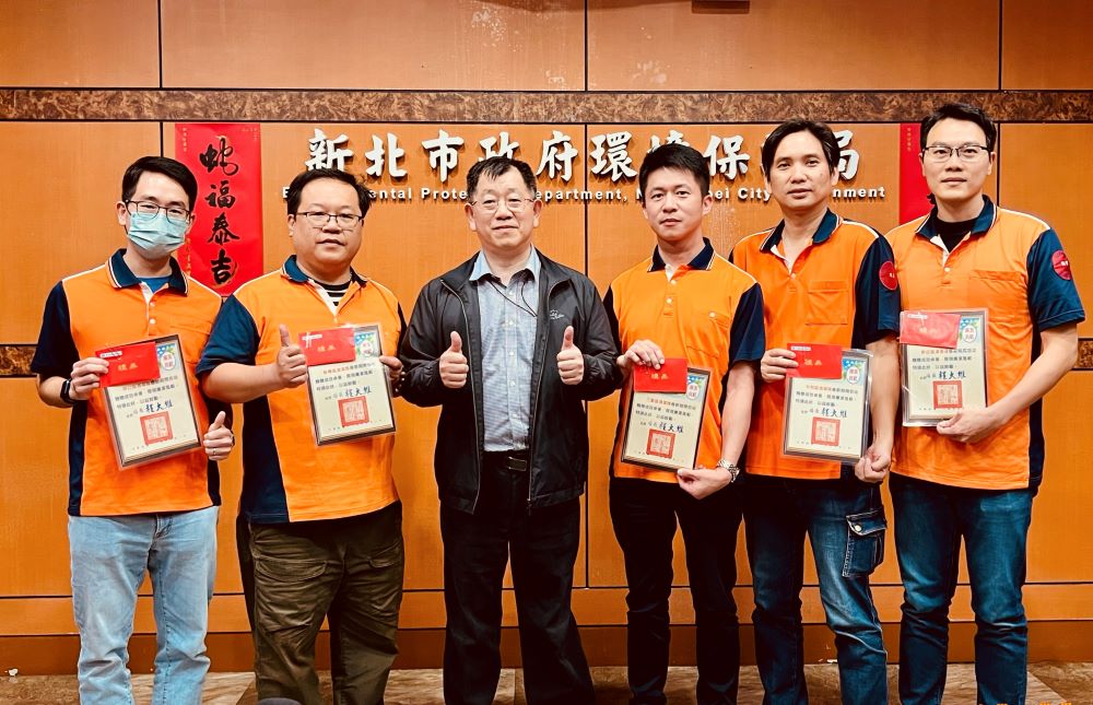 拒收紅包化為愛心護弱勢 新北表揚廉潔清潔隊 1 《圖說》新北清潔隊今年春節期間拒收紅包饋贈共逾21萬元,環保局於局務會議予以表揚,肯定隊員的廉潔表現,也感謝平日為新北環境乾淨辛勞服務,左三為副局長朱益君。〈環保局提供〉
