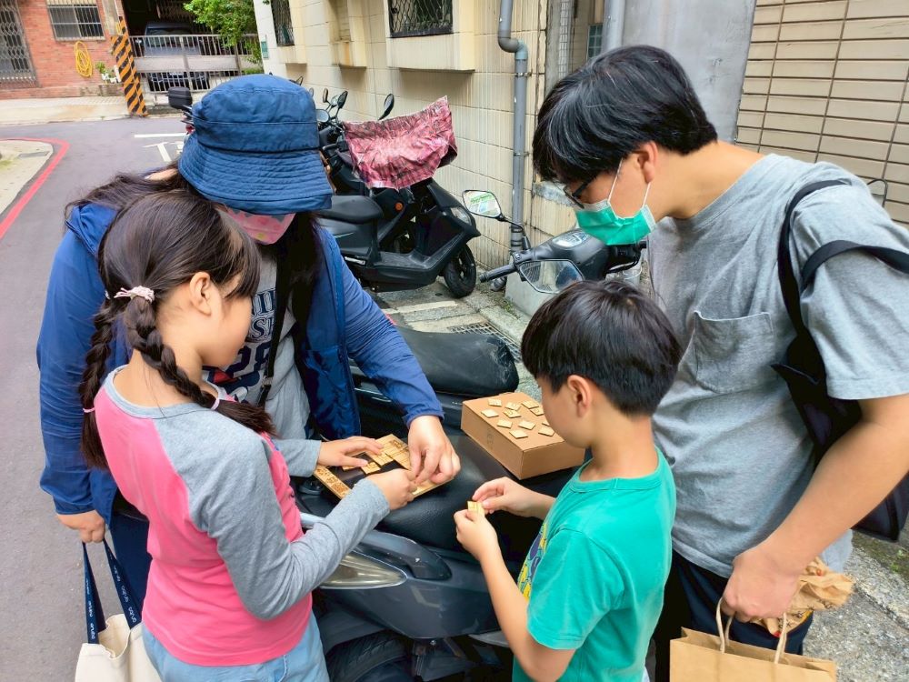 新北環保局親子工作坊 探索環教場域--瓦磘溝 1 《圖說》「瓦磘溝戶外實境遊戲」透過巧妙設計的解謎關卡,引導親子在遊戲中學習文化、生態與歷史知識。〈環保局提供〉