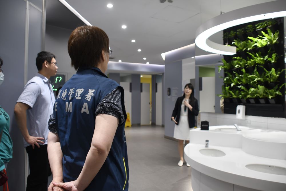 推廣友善公廁環境 新北攜手中央實務分享 3 《圖說》設計師說明新北市政府B1竹筍區性別友善廁所設計理念。〈環保局提供〉