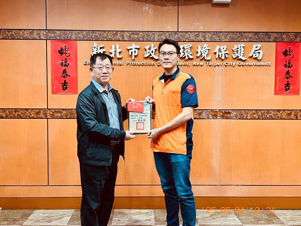 拒收紅包化為愛心護弱勢 新北表揚廉潔清潔隊 5 《圖說》新店區清潔隊鄭富元隊長代表受獎。〈環保局提供〉