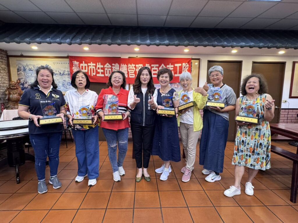 中市生管處百合志工隊成立20年 民政局表揚資深志工感謝無私奉獻 1 生管處長表揚服務滿20年的資深志工 感謝無私奉獻