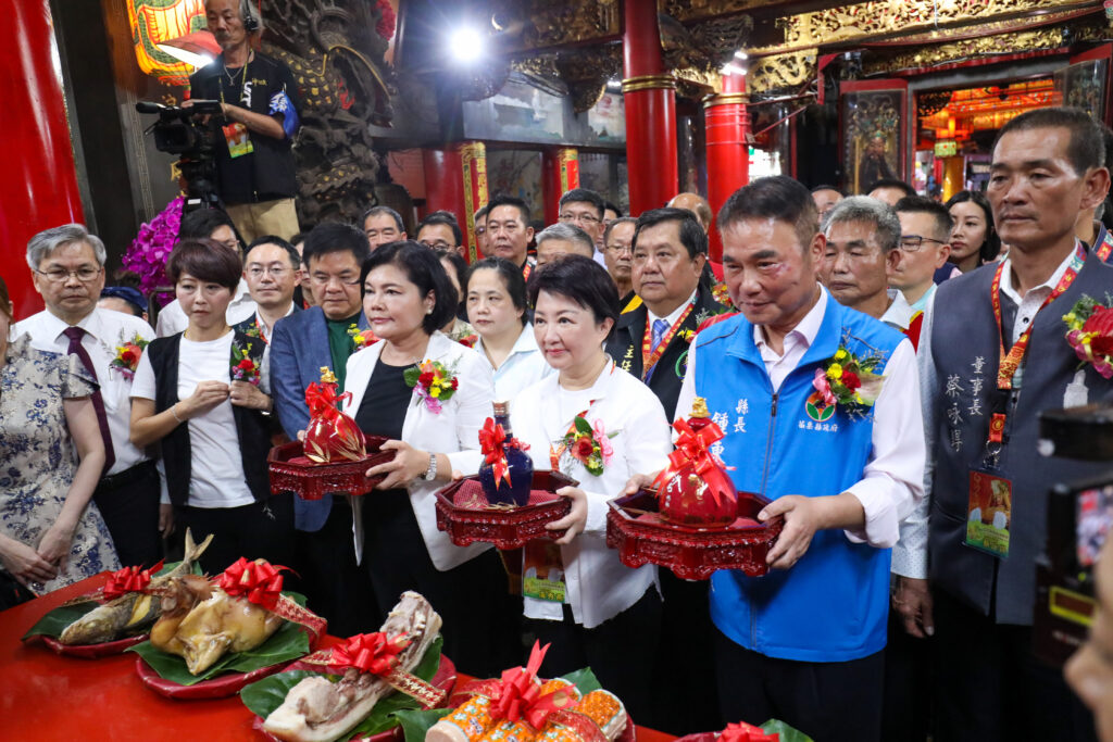 白沙屯媽祖徒步北港進香啟程 盧秀燕赴拱天宮恭請登轎 1 白沙屯媽祖徒步北港進香正式啟程 盧市長赴拱天宮恭請登轎 祈求台灣國泰民安