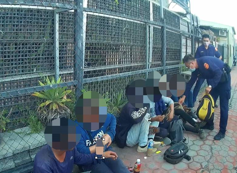 白色廂型車滿滿的人警查獲九名逾期移工