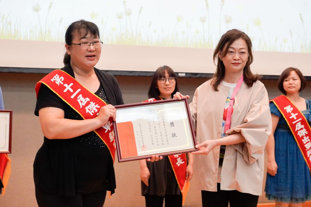 勇敢向前走 國際單親兒童基金會表揚單親家長 3 《圖說》財團法人國際單親兒童文教基金會執行長劉珊珊(右)表揚出單親家長李佳菁(左)。〈社會局提供〉