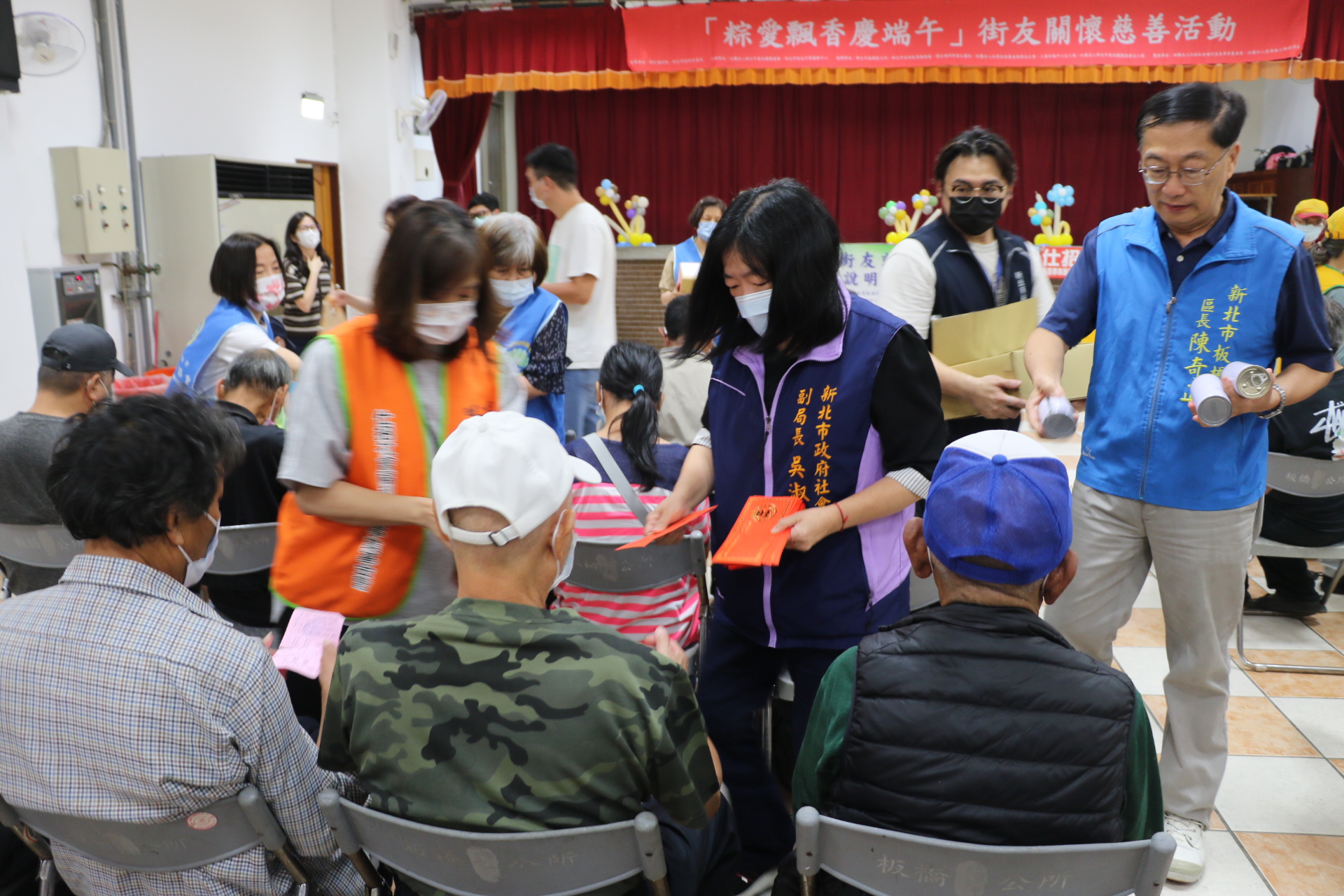 迎端午關懷街友 新北善團粽愛飄香 1 《圖說》社會局副局長吳淑芳(中)和仕招慈善基金會一起致贈紅包 板橋區長陳奇正(右)也協助致贈飲料給街友。〈社會局提供〉