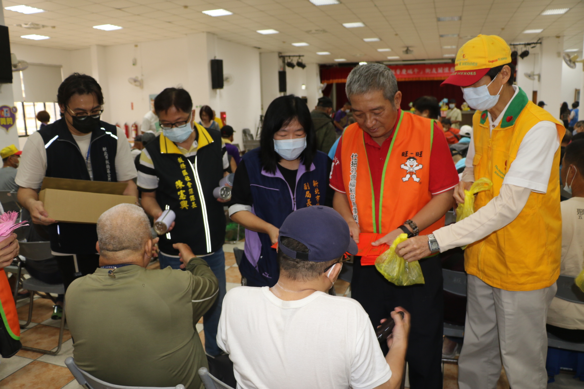 迎端午關懷街友 新北善團粽愛飄香 3 《圖說》社會局副局長吳淑芳(右3)、仕招社會福利慈善基金會主任周哲仁(右2)和海無上師世界會台北區聯絡人王士能(右1)等一起致贈紅包、素粽、衣物給街友。〈社會局提供〉