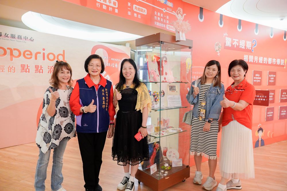 打破迷思 《Happeriod》月經展看見真實樣貌 3 《圖說》多位藝術創作者透過藝術媒材詮釋月經意涵,社會局長李美珍(左2)與新北市婦女服務中心編織班蔡越妙老師(左3)、創作者黃翊瑄(左1)、黃詩潔(右2)及永昌社區發展協會總幹事張雅琇(右1)於作品前合影。〈社會局提供〉