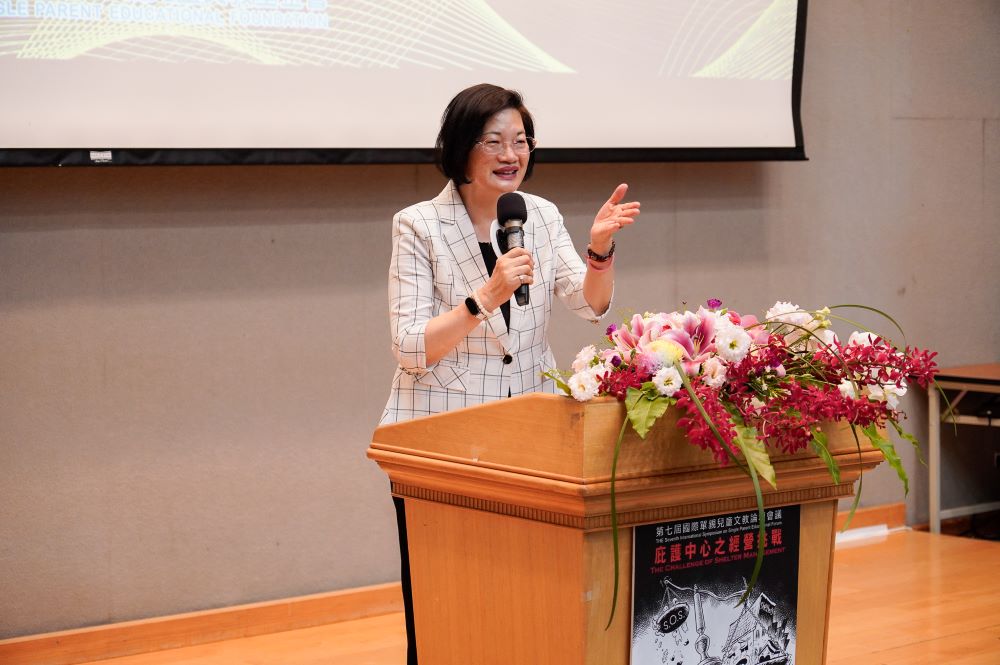 勇敢向前走 國際單親兒童基金會表揚單親家長 2 《圖說》新北市社會局長李美珍表示,新北市青少年有54萬多人,各項的挑戰,相當大,感謝基金會願意出手協助,共同關照社會弱勢單親族群。〈社會局提供〉